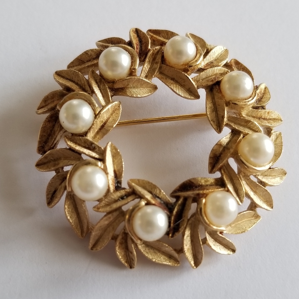 Vintage wreath brooch pin gold tone white faux pearls by Avon - Picture 2 of 9